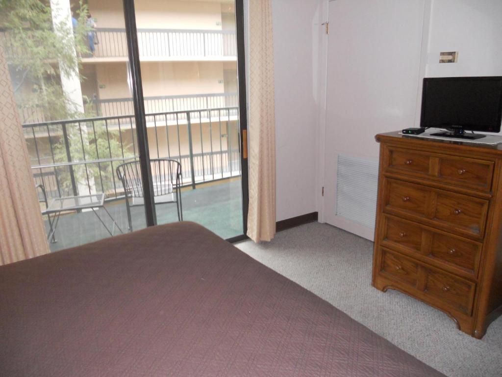 Oak Square 210, Gatlinburg