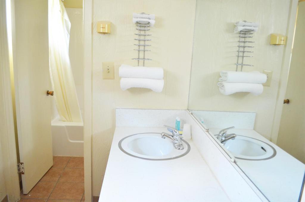 Budget Inn Fairmont photo