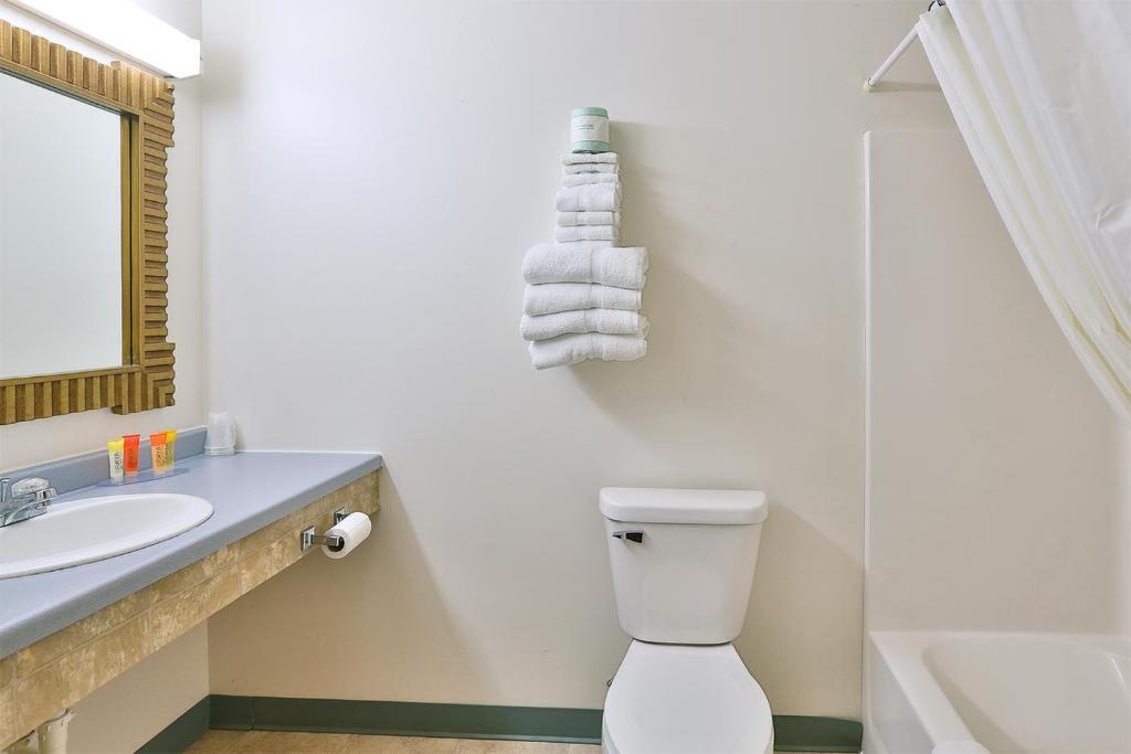 Budget Inn Fairmont photo