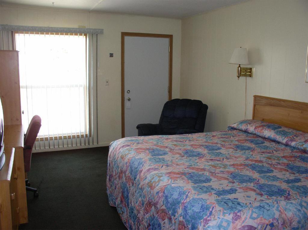 Budget Inn Fairmont photo