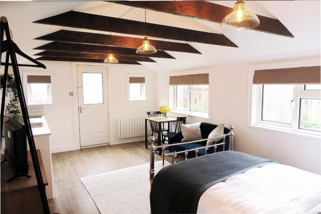 The Annexe - private, self-contained with parking, Southampton