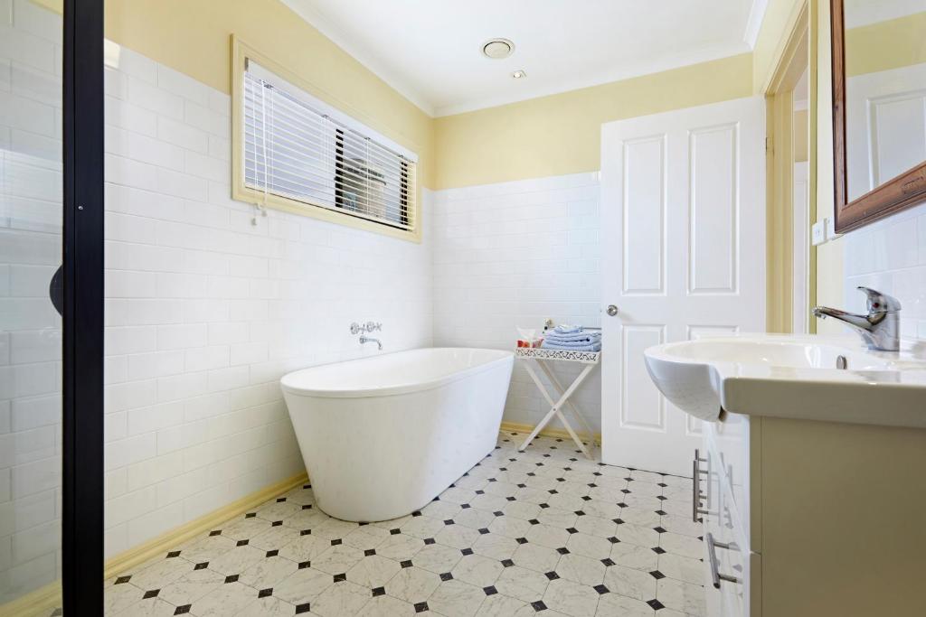 Clifftop Apartments Portland Vic photo
