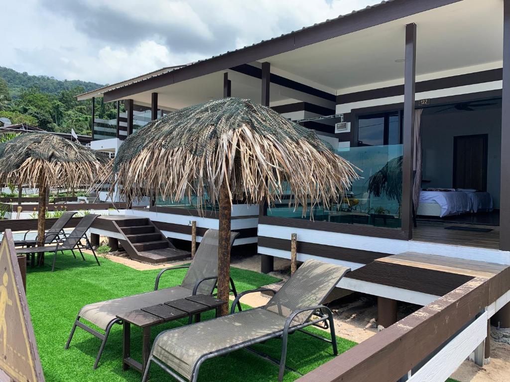 منتجع ذا بارات تيومان بيتش (The Barat Tioman Beach Resort)