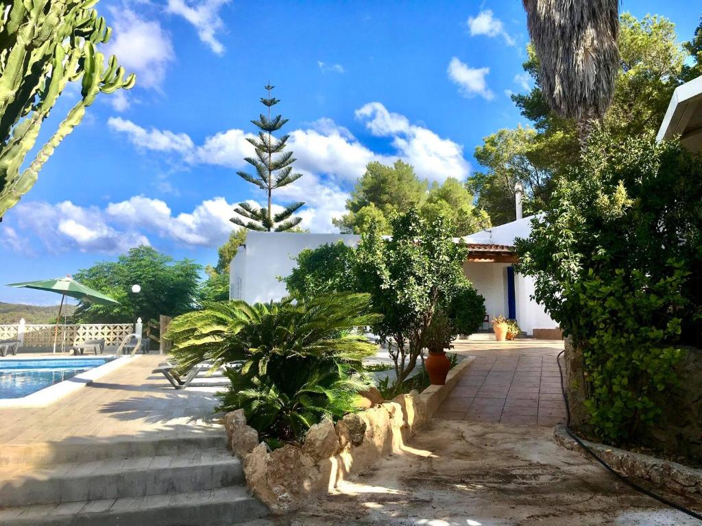 Villa Alexa this charming villa is just a 10 min drive to either Playa Den Bossa or San Antonio - 4