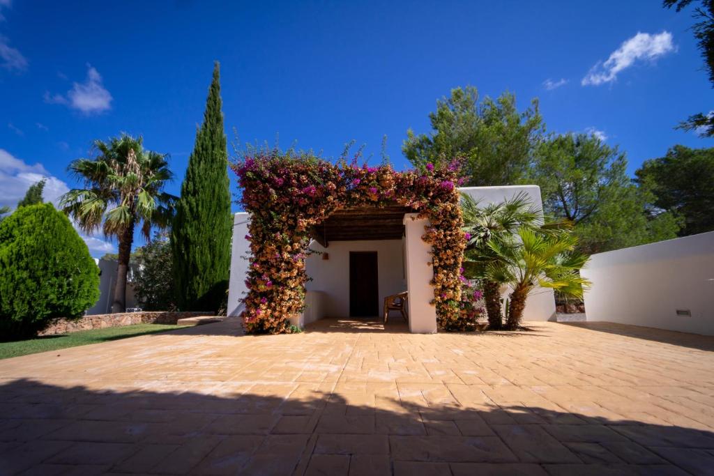 Villa Tegui is a luxury villa close to San Rafael and 10 min drive to Ibiza Town and San Antonio - 4