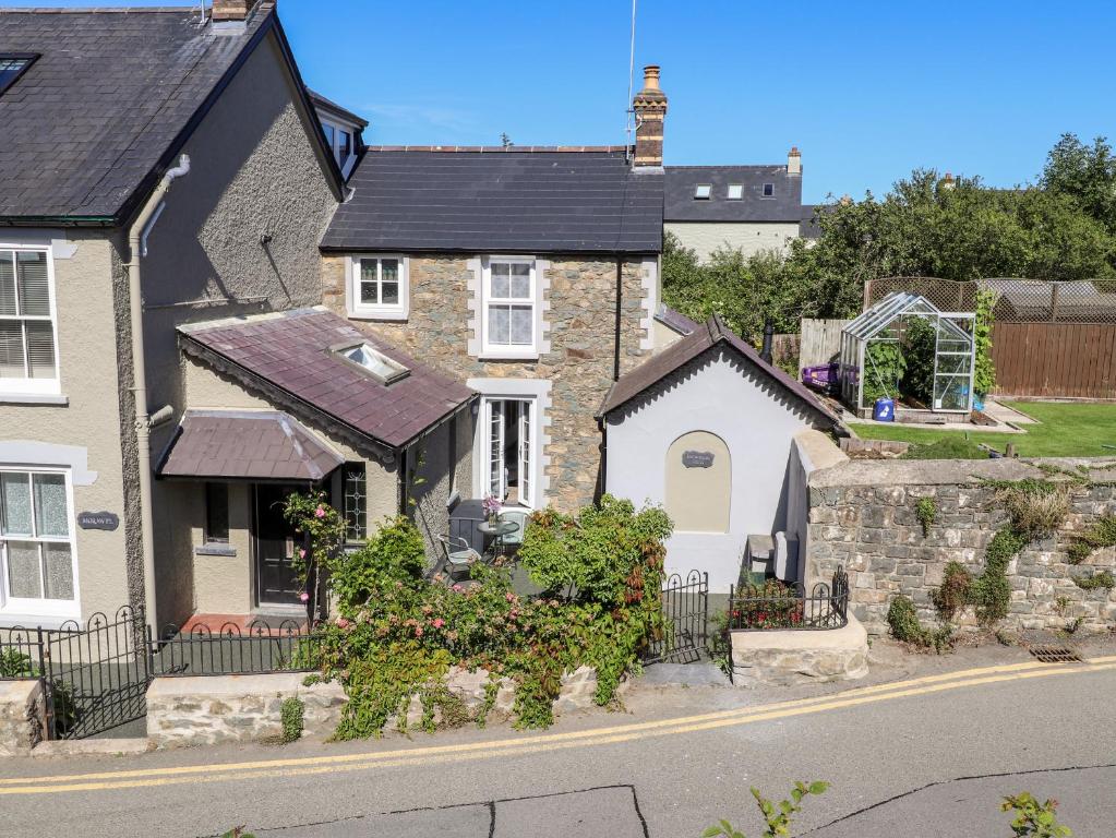 Morawel Fach, Newport