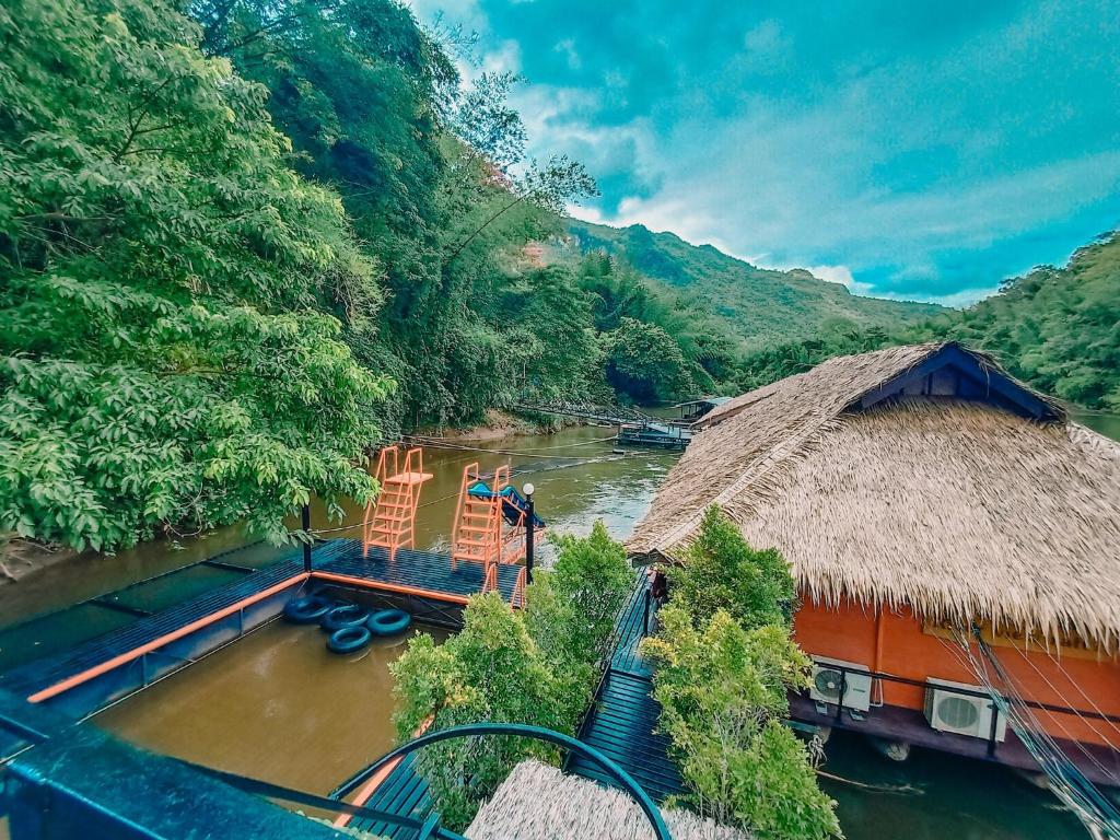 Swimming pool, Koh Mueangkarn Paradise View Resort in Kanchanaburi
