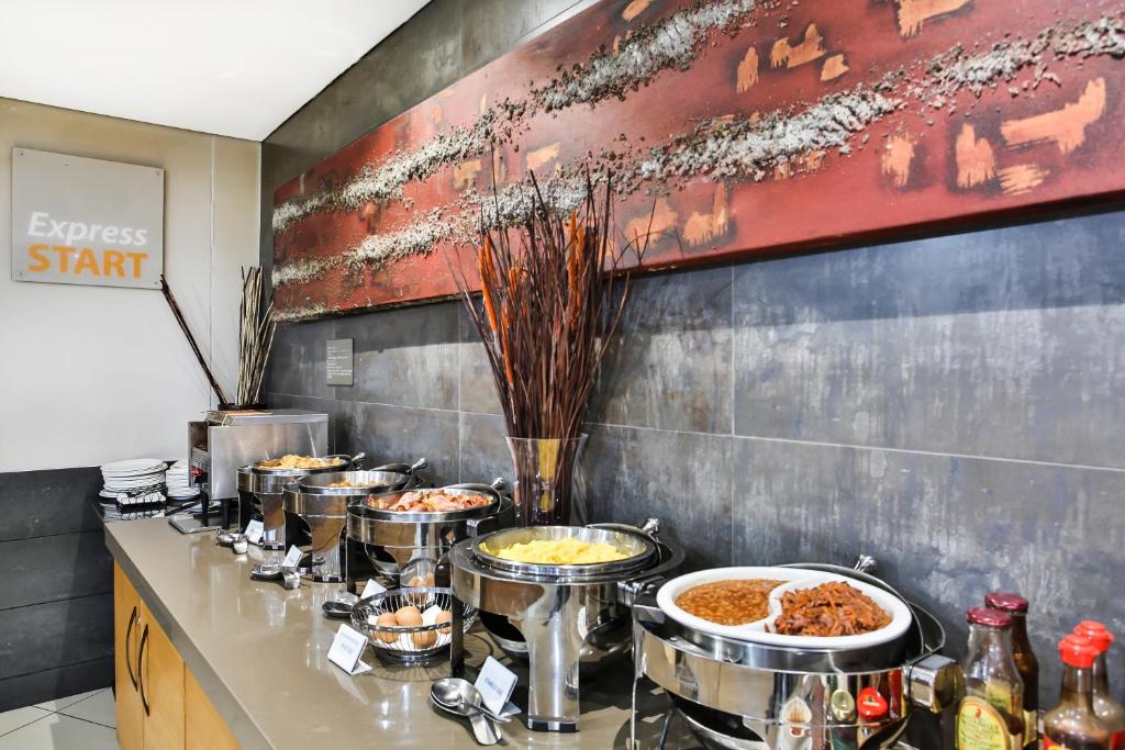Holiday Inn Express Sandton-Woodmead Photo 30