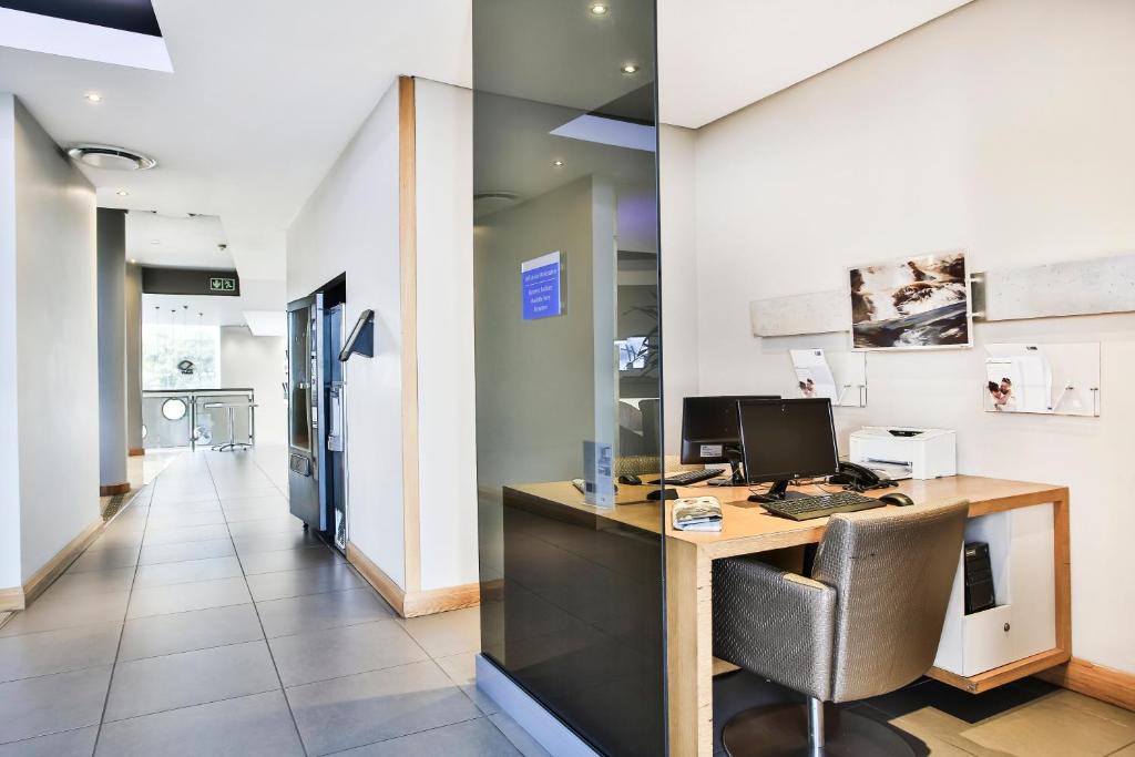 Holiday Inn Express Sandton-Woodmead Photo 34