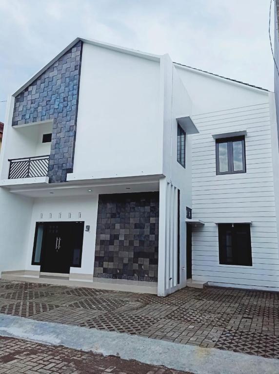 Odessa 2 - Four spacious family room with en-suite and balcony photo