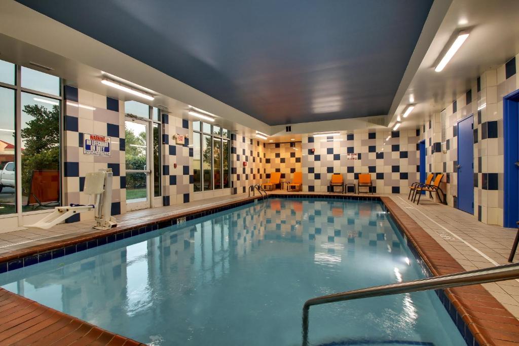 Holiday Inn Express Georgetown photo
