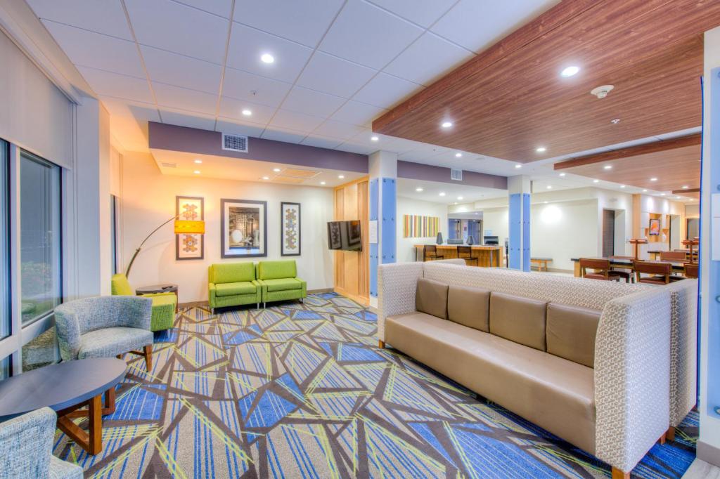 Holiday Inn Express and Suites Remington photo