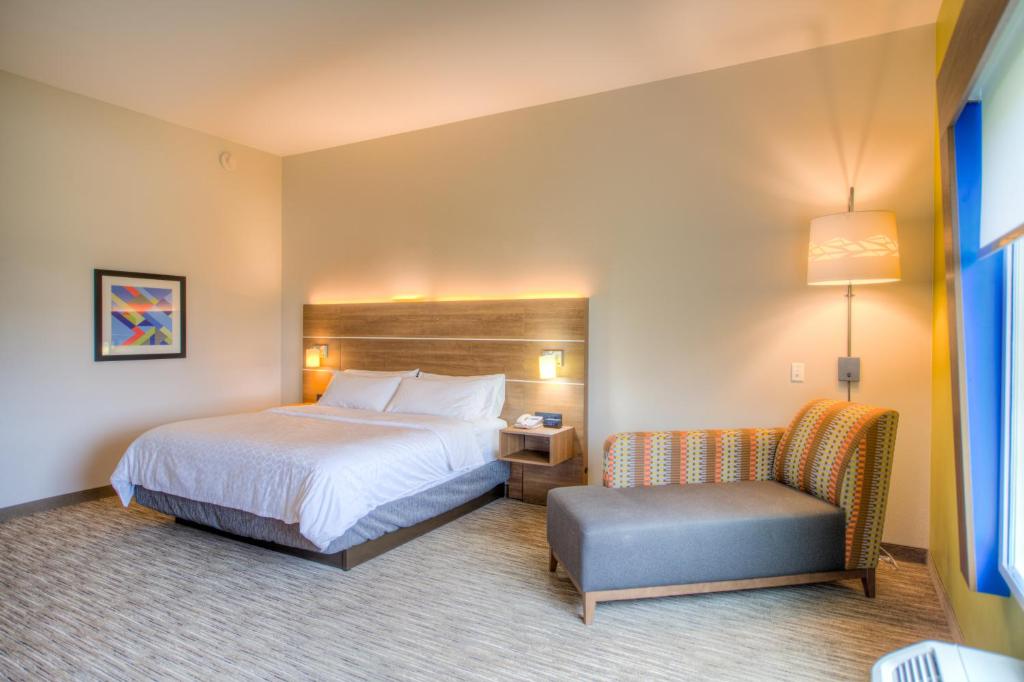 Holiday Inn Express and Suites Remington photo
