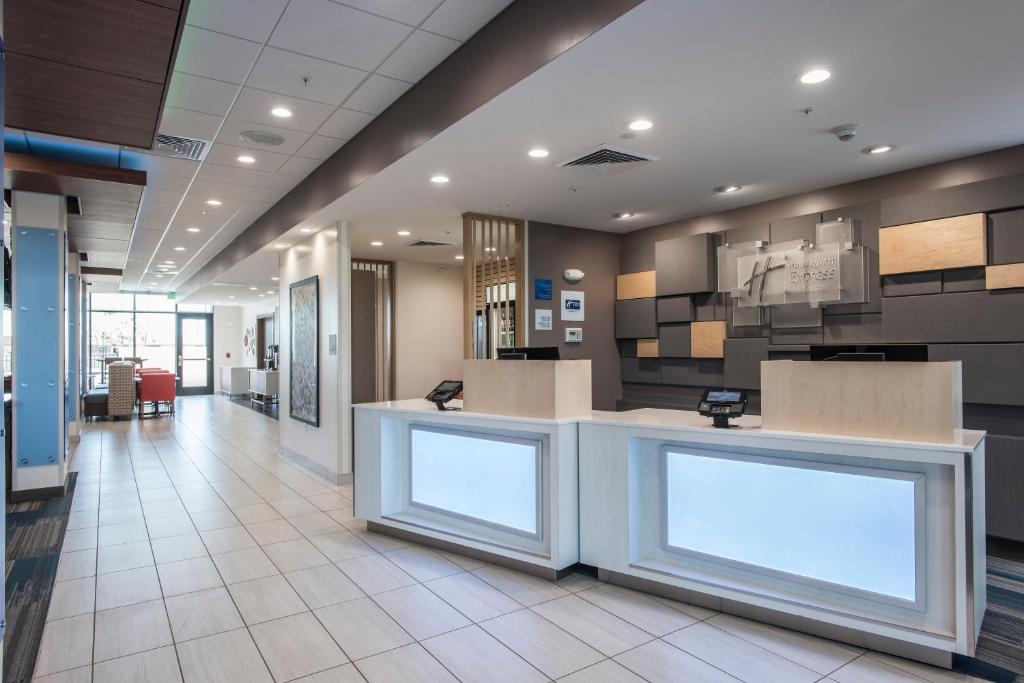 Holiday Inn Express And Suites Phoenix North - Happy Valley photo