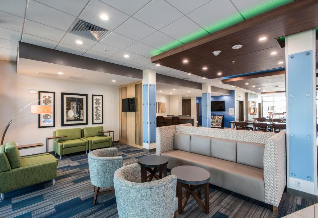 Holiday Inn Express And Suites Phoenix North - Happy Valley photo