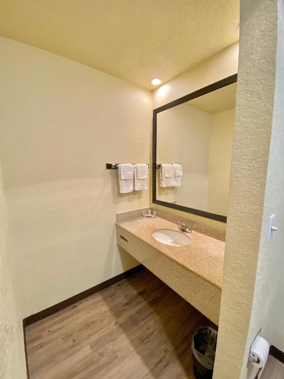 Travelers Inn Elizabeth City photo