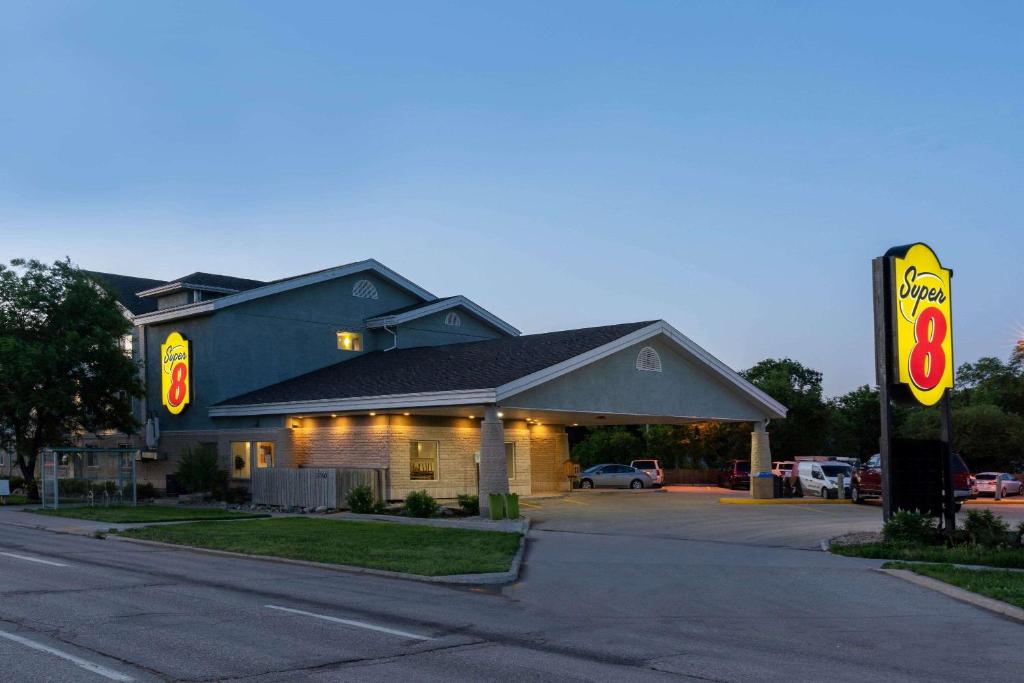 Super 8 By Wyndham Winnipeg West Photo 38