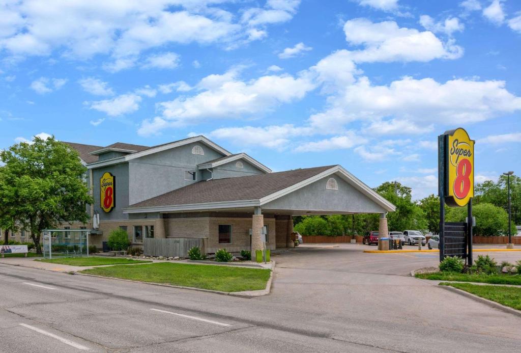 Super 8 By Wyndham Winnipeg West Photo 39