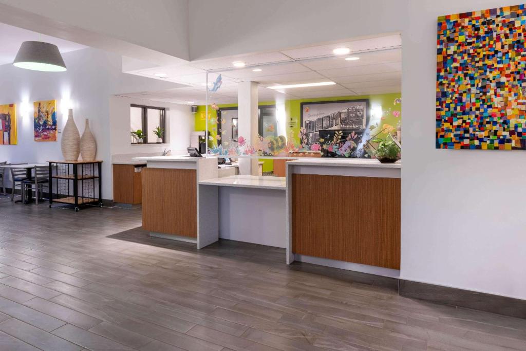 Super 8 By Wyndham Winnipeg West Photo 42