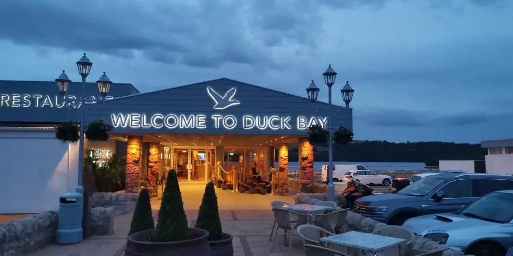 Duck Bay Hotel & Restaurant，位于巴洛赫的酒店