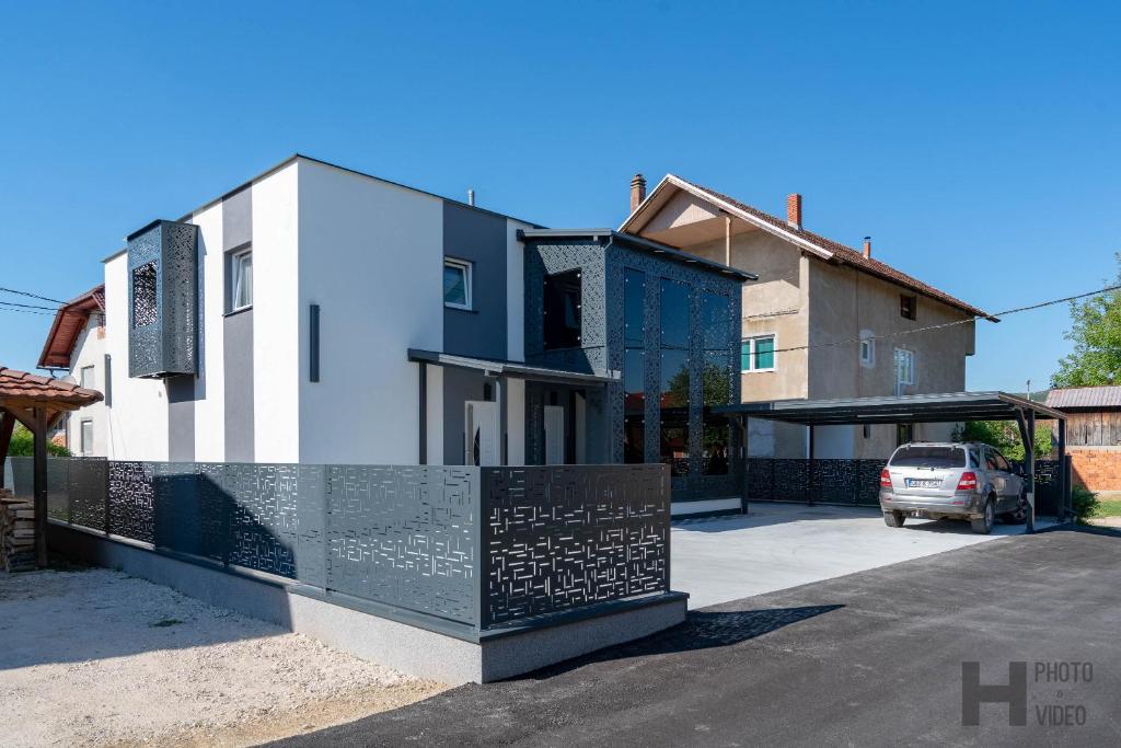 Hazam Apartmani, Sanski most