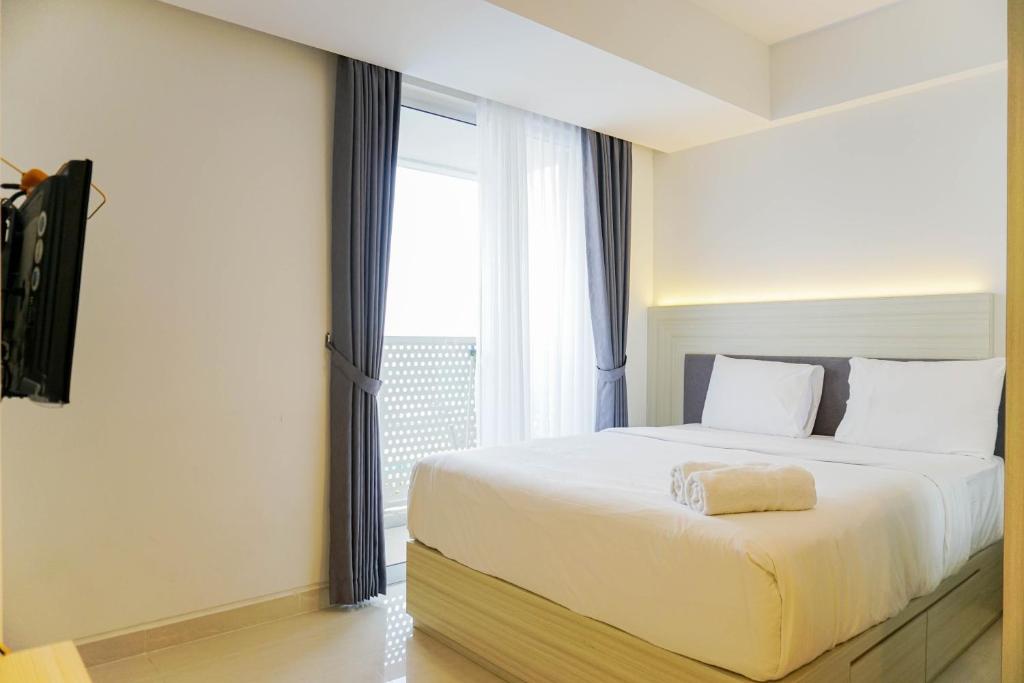 Relax and Comfy with Pool View at Studio West Vista Apartment By Travelio, Jakarta