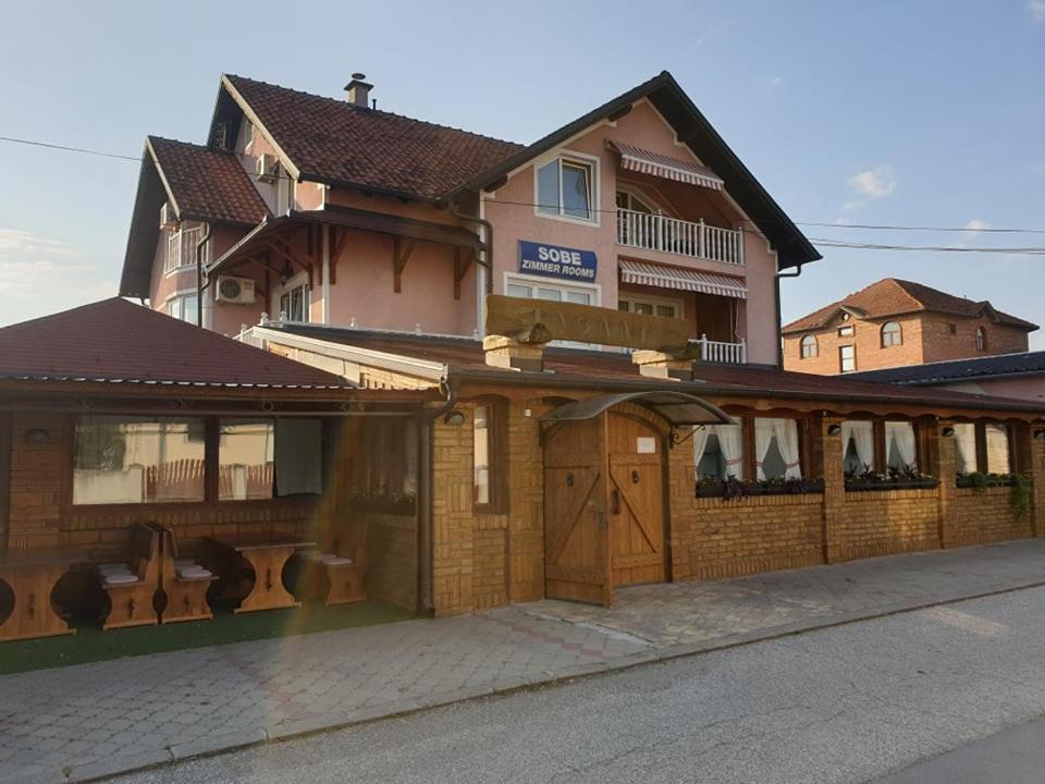 Restoran Zlatni Jelen — Hotel in Novi Sad