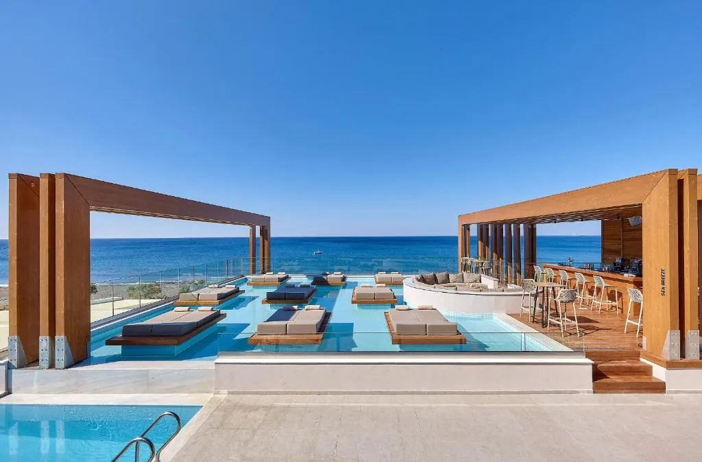 Enorme Santanna Beach, hotel in Ierápetra