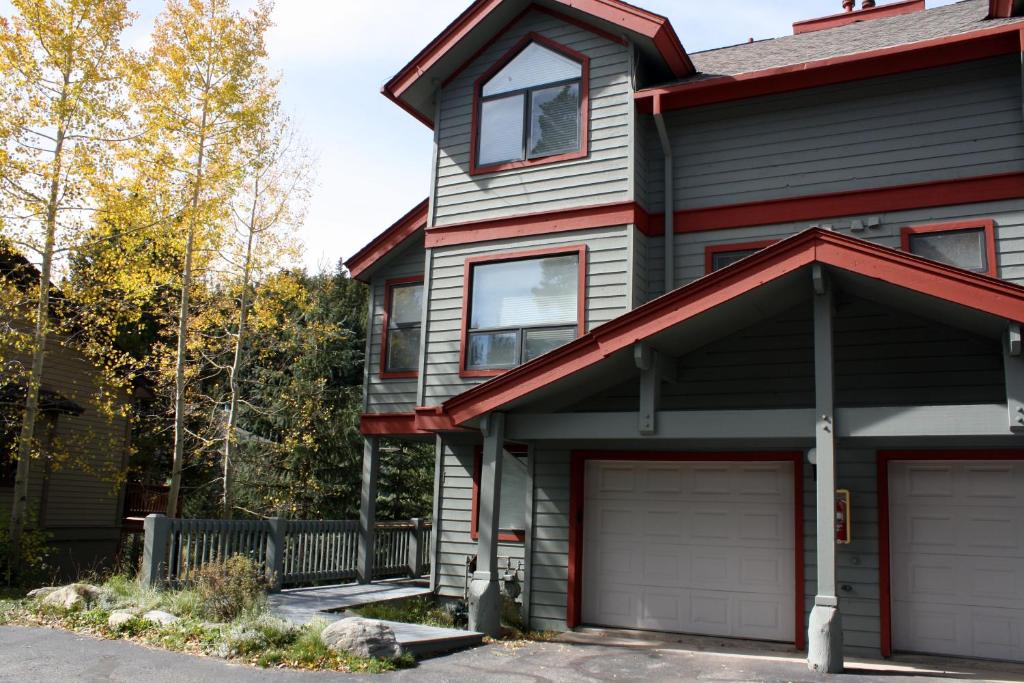 Pinecreek #I - 4 BR - Private Hot Tub - Close to Town - Shuttle to Slopes, Breckenridge