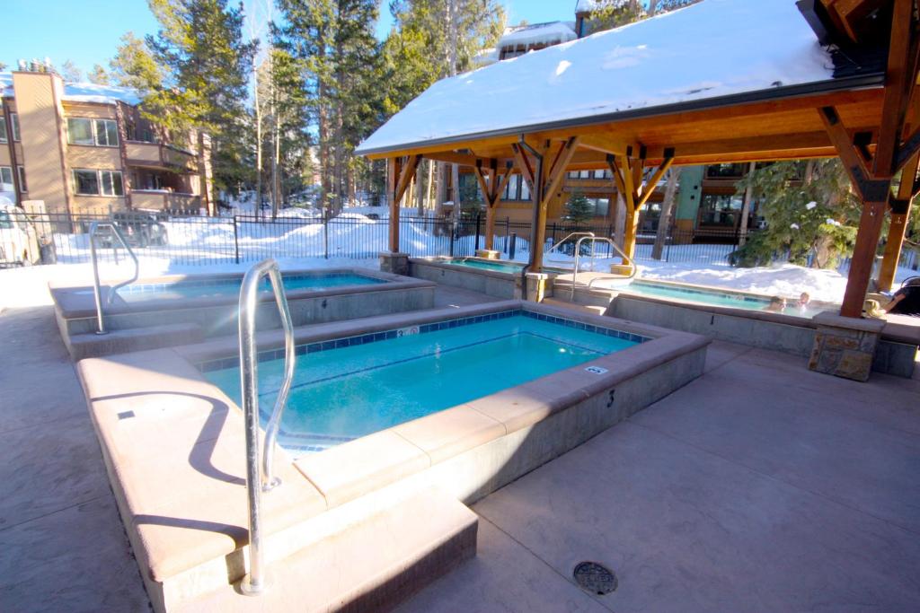 Pinecreek #I - 1 BR - Close to Town - Shuttle to Slopes - Pool and Hot Tub Access, Breckenridge