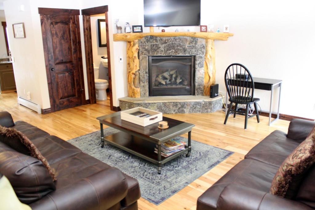 Pinecreek #E - 3 BR - Pool and Hot Tub Access - Close to Town - Shuttle to Slopes, Breckenridge