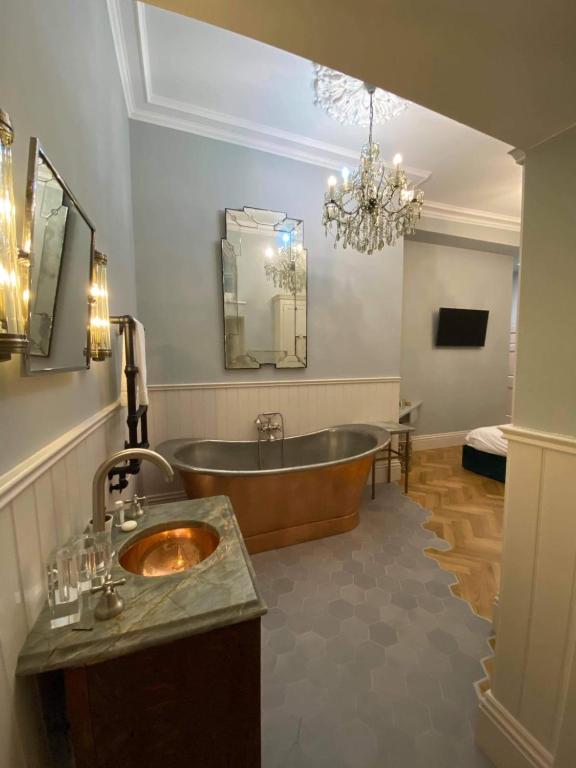 ch1 boutique stays-Roman Bath Suite photo