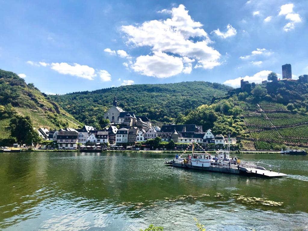 Haus am Ufer mit Rheinpanoramablick photo