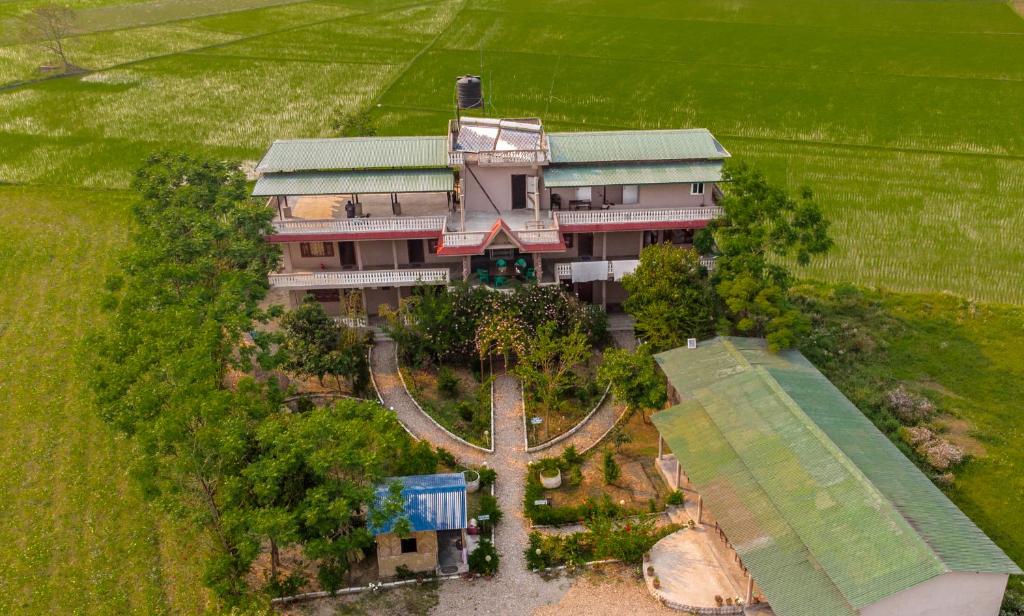 Hotel Tree Tops — Hotel in Chitwan