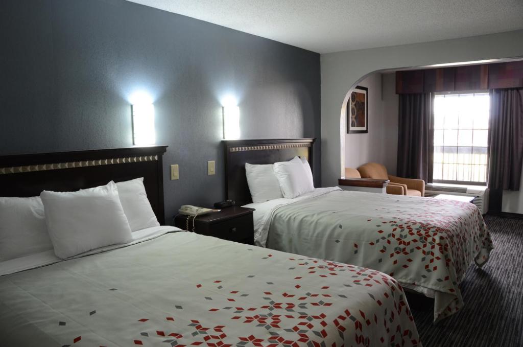 Gateway Inn and Suites Clarksville photo