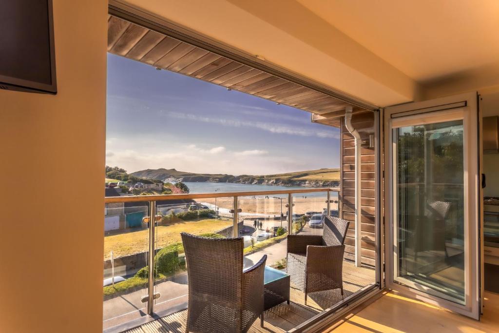 Balcony/terrace, Porth Sands Beachfront Apartment in Newquay