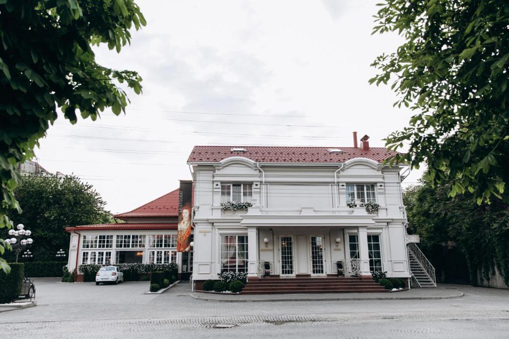 Hotel Aristocrat — Hotel in Chernivtsi