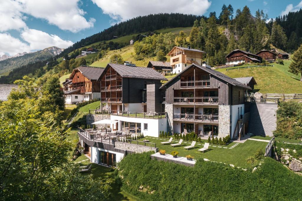 Les Dolomites Mountain Lodges — Hotel in San Martino In Badia