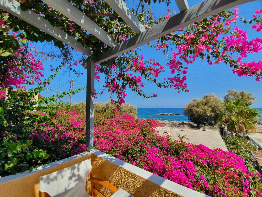 Nostos Beach, Kamari