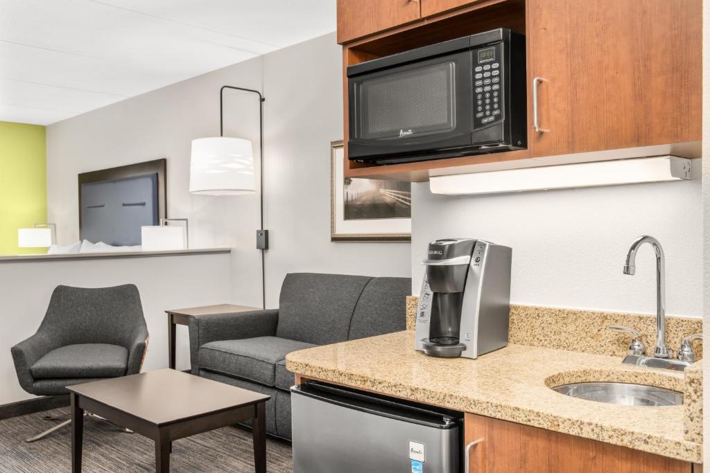 Holiday Inn Express & Suites Wilmington-Newark photo
