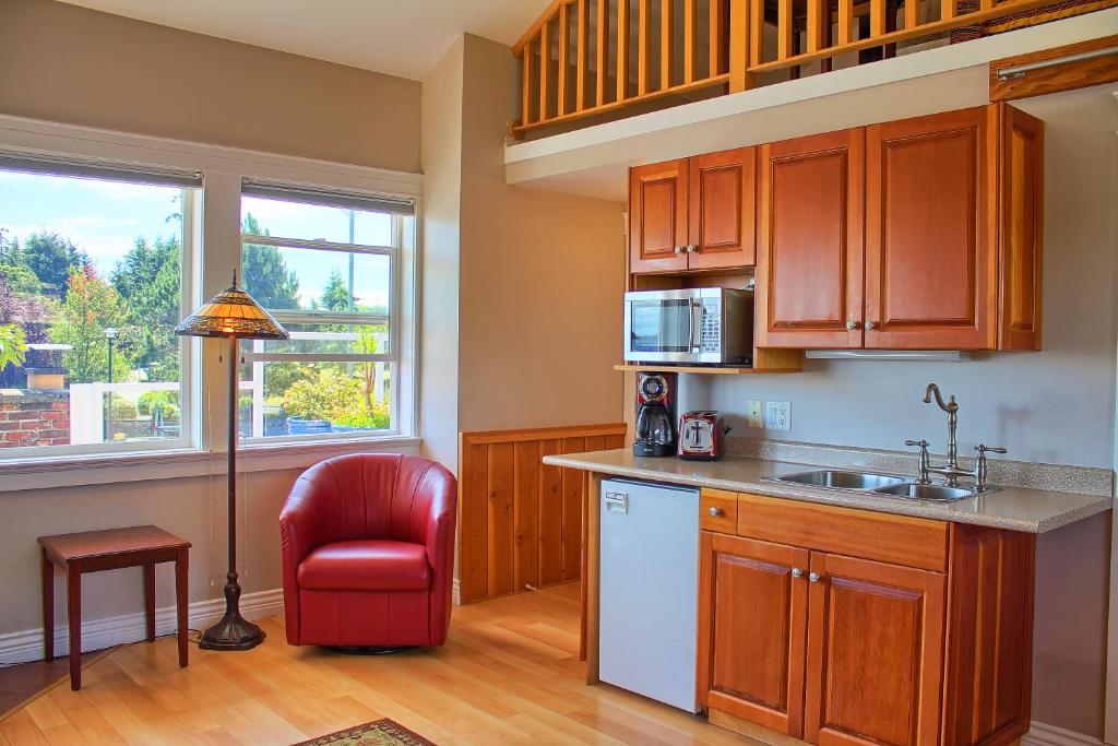 Kitchen, Birds of a Feather Victoria Oceanfront Studio Suites in Victoria (BC)