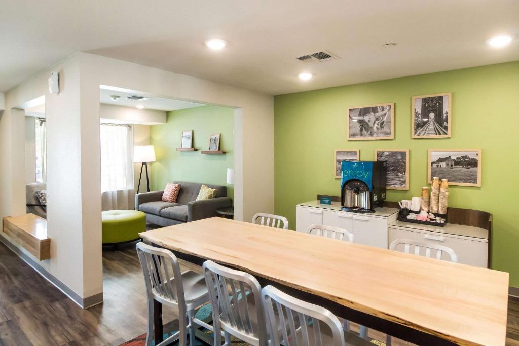 WoodSpring Suites Lake Jackson photo