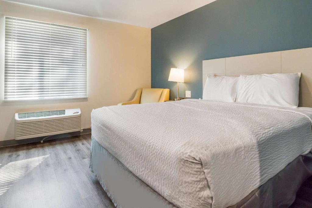 WoodSpring Suites Lake Jackson photo