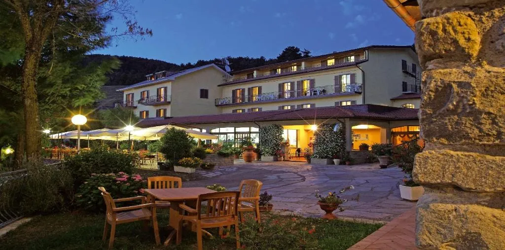 Albergo Ristorante Belvedere, hotel v destinaci Minucciano