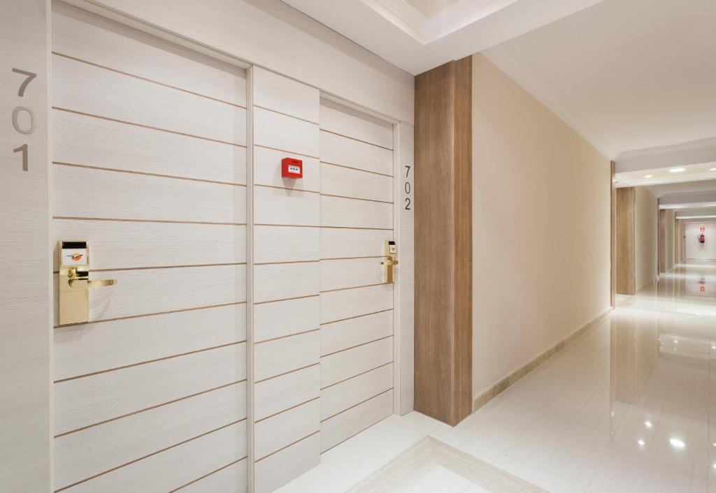Globales America — Hotel building in Calas de Mallorca, Balearic Islands