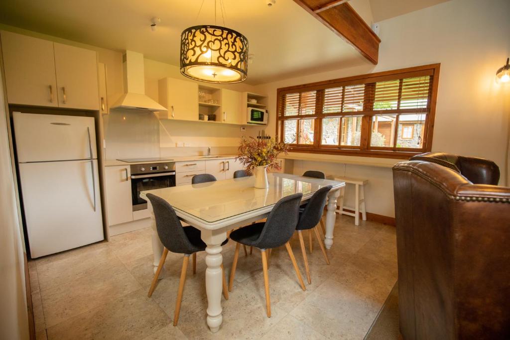 Kitchen, Wanaka Homestead Lodge & Cottages in Wanaka