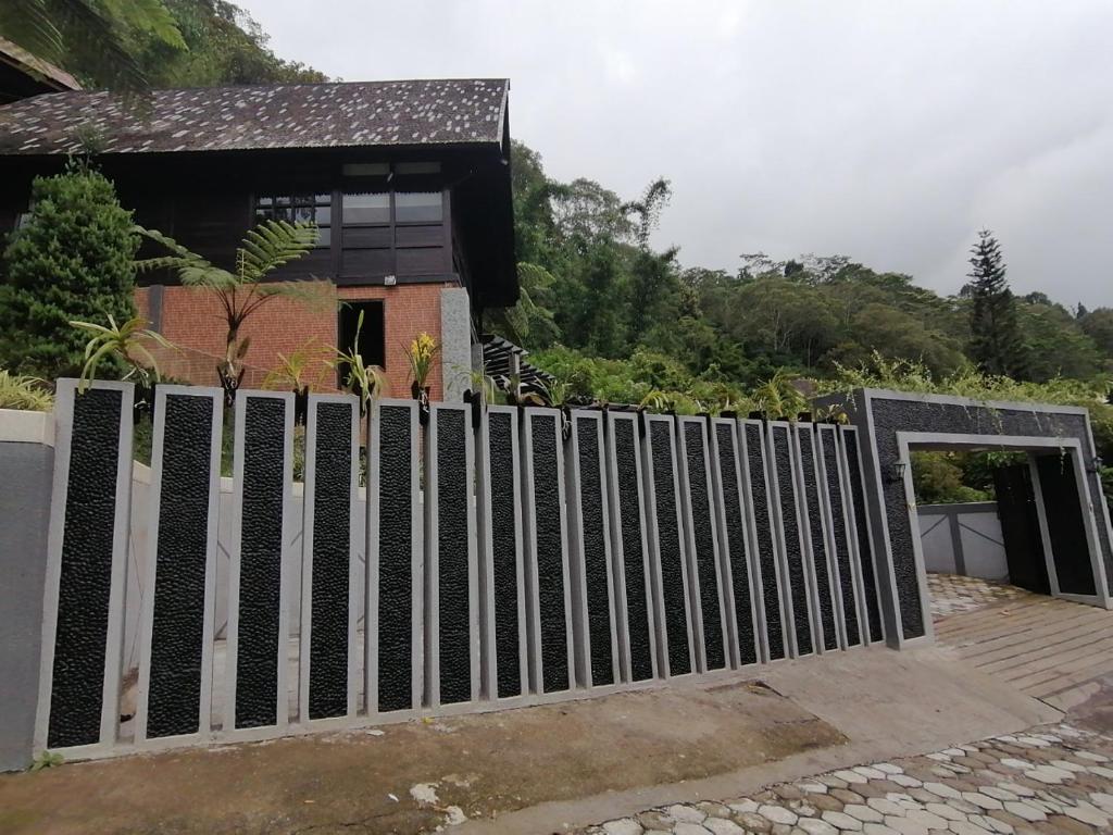 Flower Hill Villa Bali (Villa Bukit Berbunga Bali)