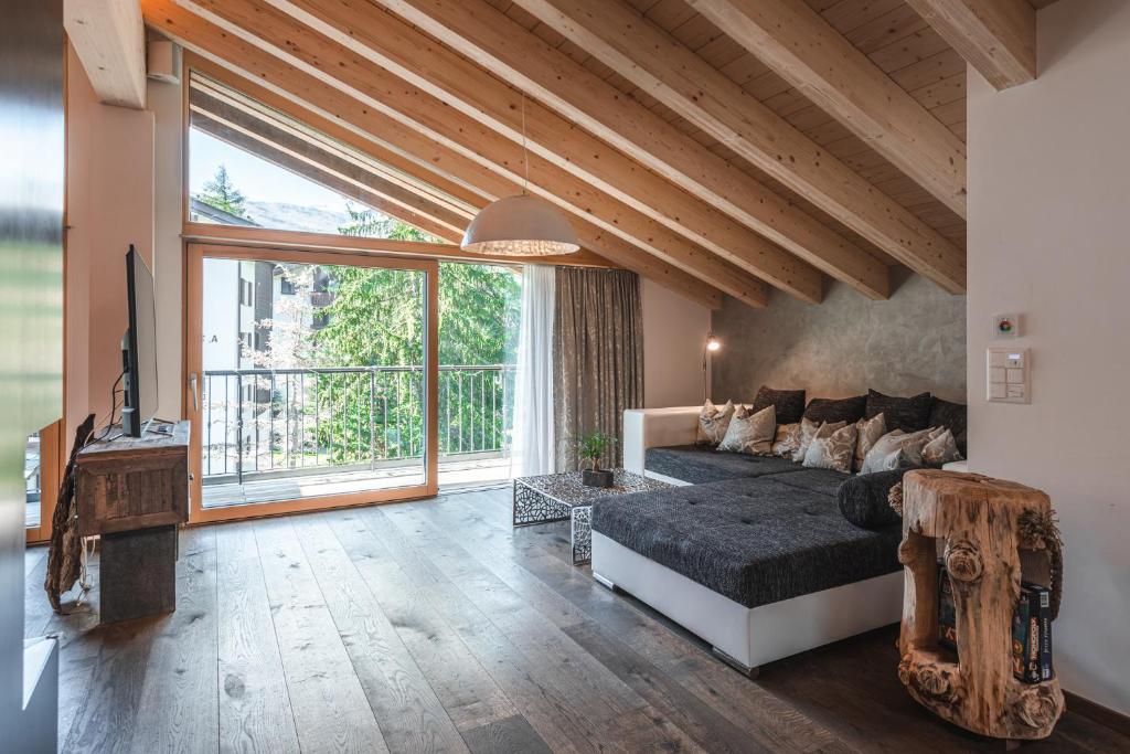 Joe's Place - luxury lifestyle apartment - 3