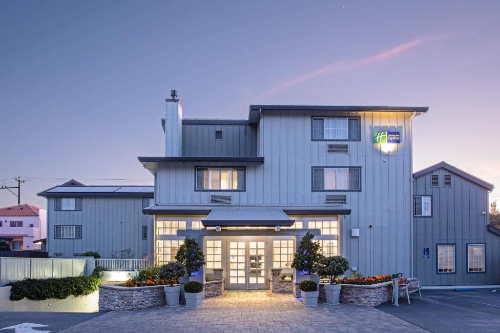 Holiday Inn Express Monterey - Cannery Row photo