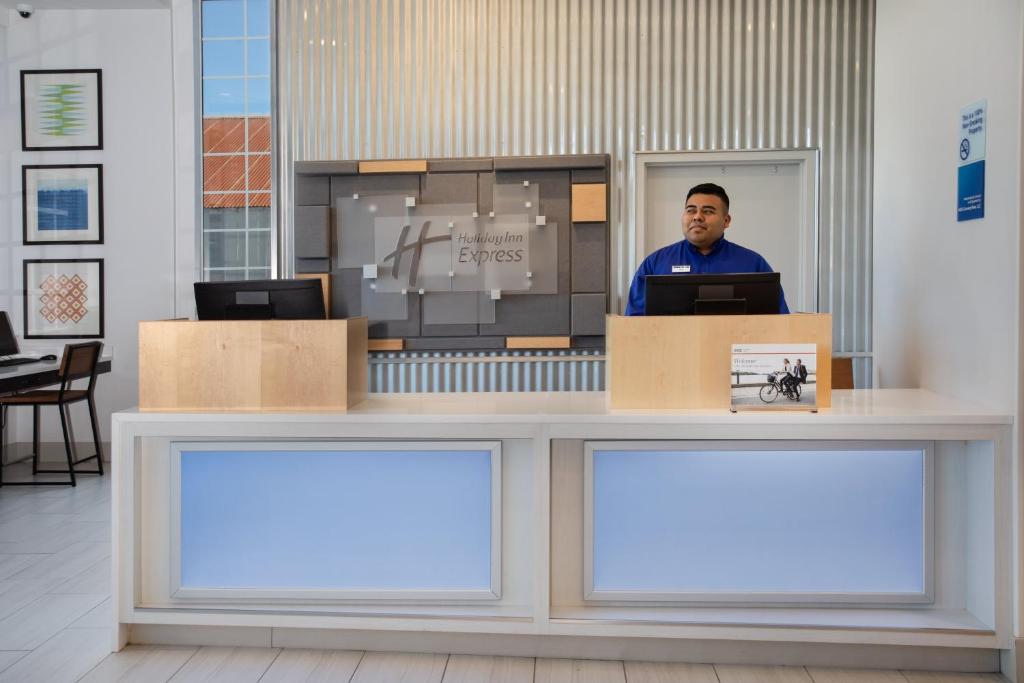 Holiday Inn Express Monterey - Cannery Row photo